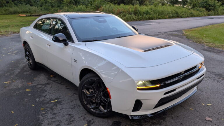 Dodge повертає гроші за потужність Charger: 10 доларів за "конячку" 21