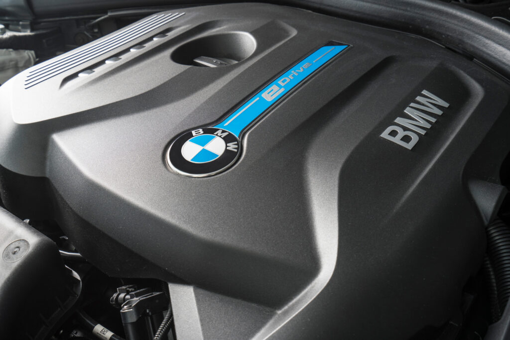 BMW закликає власників гібридів не паркувати авто біля будівель 2 BMW закликає власників гібридів не паркувати авто біля будівель 2