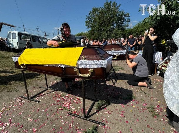 Шок! Свавілля у Глинянах: село прощається з братами-жертвами. 11