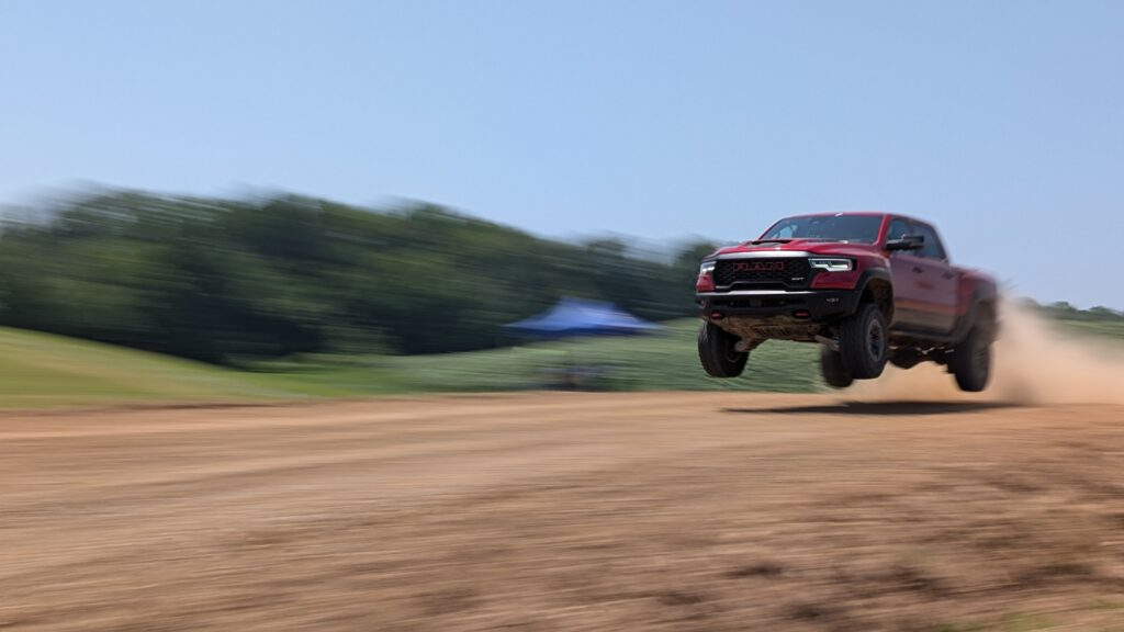 Ram V8 SRT TRX: 26 тисяч доларів за марнотратство, яке все ж зваблює 8