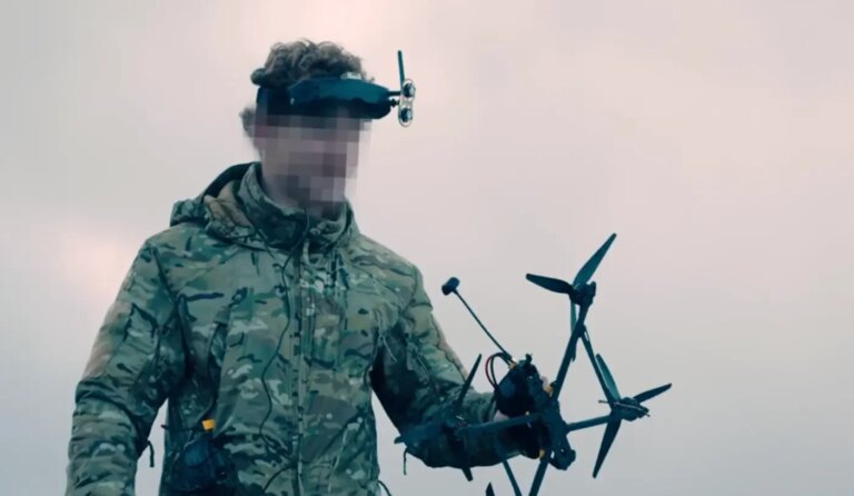 1. Штучний інтелект: один пілот керує роєм дронів в Україні.
2. Технології майбутнього: прорив в Україні – штучний інтелект дозволяє одному пілоту керувати цілим роєм дронів! 3
