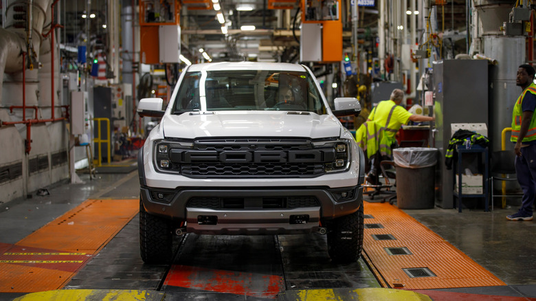 Електрика звільнили з Ford за крадіжку печива: вимагає компенсації 2