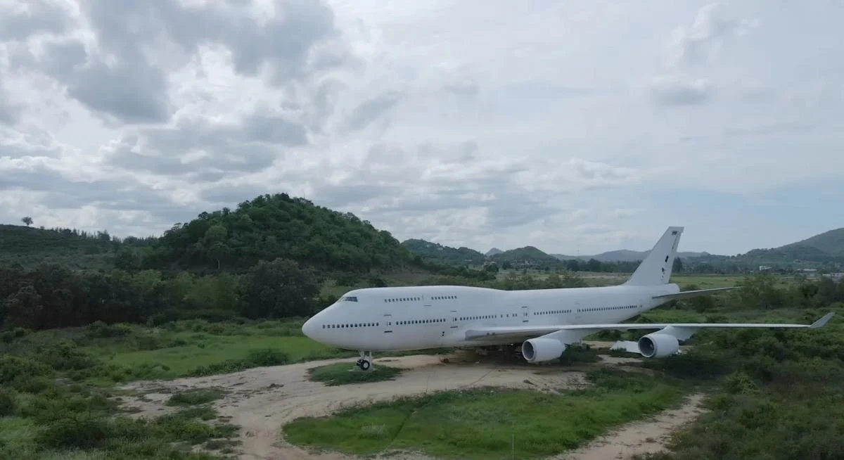 На полі в Таїланді три роки стоїть покинутий Boeing 747: як він там опинився 2