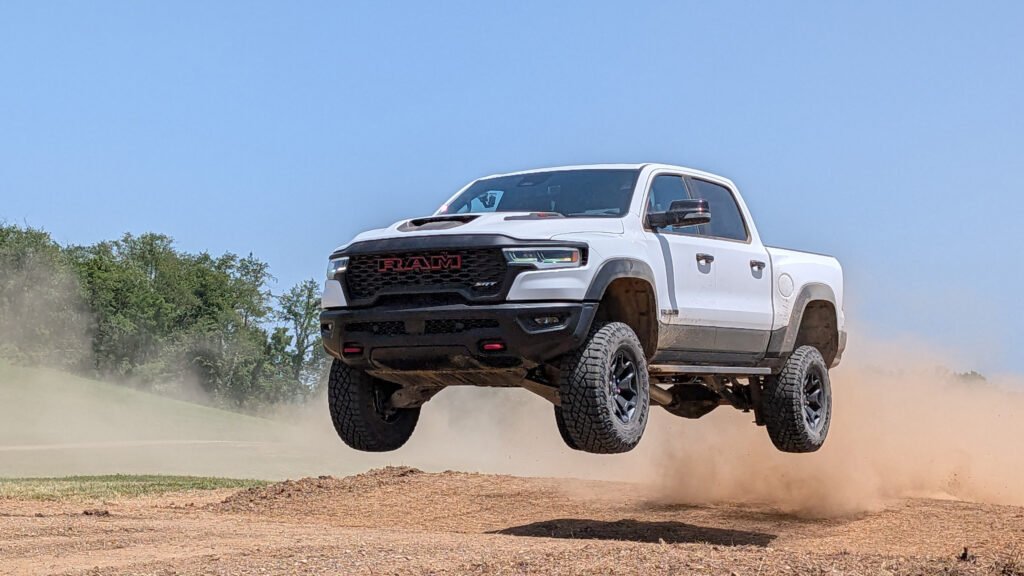 Ram V8 SRT TRX: 26 тисяч доларів за марнотратство, яке все ж зваблює 3