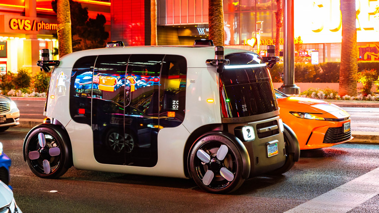 Waymo: Пасажири сплять, бруднять і народжують у роботаксі 1