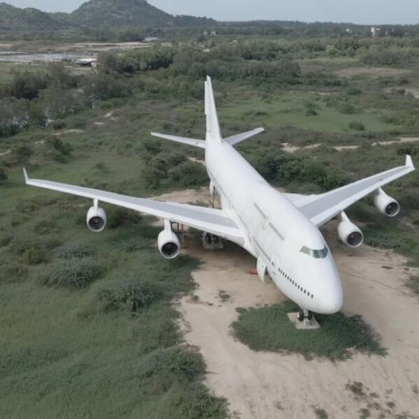На полі в Таїланді три роки стоїть покинутий Boeing 747: як він там опинився