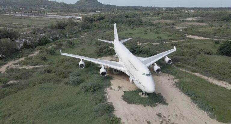 На полі в Таїланді три роки стоїть покинутий Boeing 747: як він там опинився 35