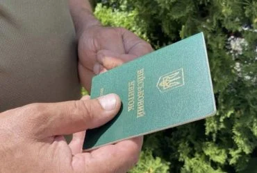 Консульства припинять обслуговувати чоловіків без військово-облікових документів, - постанова Кабміну 2