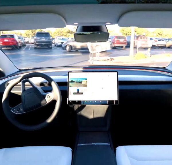 Tesla-таксі прорвалося крізь стовпчики, звільнившись із пастки
