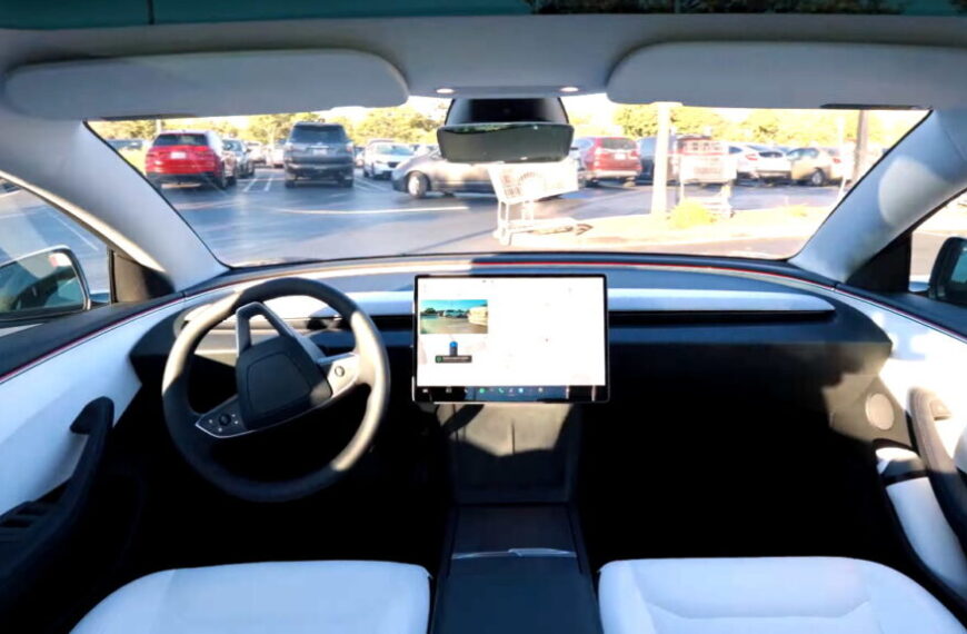 Tesla-таксі прорвалося крізь стовпчики, звільнившись із пастки
