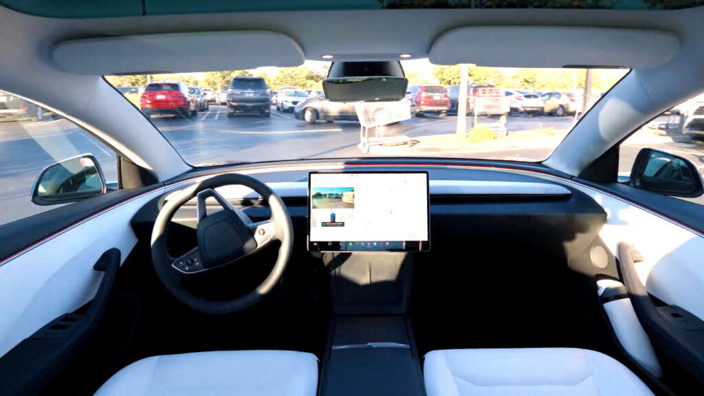 Tesla-таксі прорвалося крізь стовпчики, звільнившись із пастки