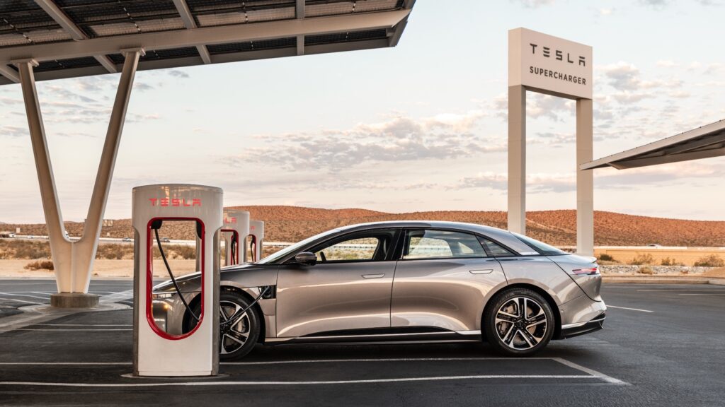 Lucid Air: відкликання через софт, що гасить пожежі, змушує паркувати авто на вулиці 3 Lucid Air: відкликання через софт, що гасить пожежі, змушує паркувати авто на вулиці 3