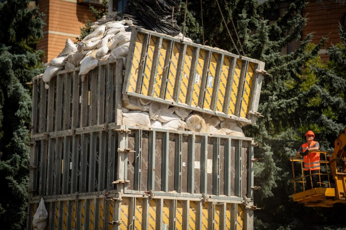 У Києві демонтують захисні конструкції з пам’ятників: чому це роблять ще під час війни 3