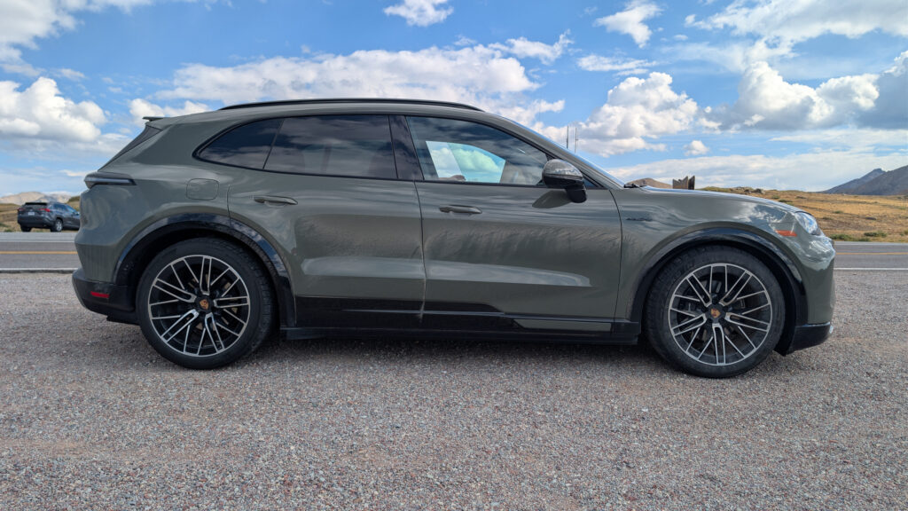 Porsche Cayenne Turbo: Суперкар, що ховається в кузові позашляховика 8