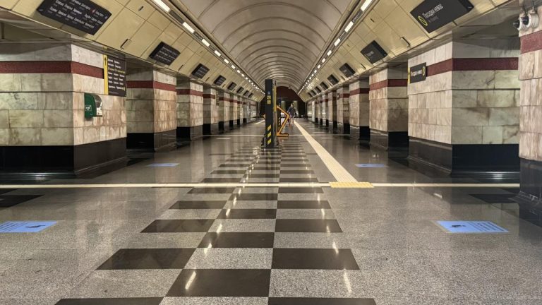 Станції метро відтепер матимуть зони для різних груп пасажирів під час повітряних тривог 4