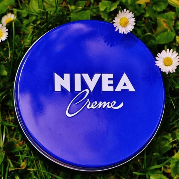 Секрети Nivea: що дерматологи радять знати про синю баночку