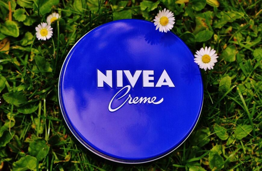 Секрети Nivea: що дерматологи радять знати про синю баночку