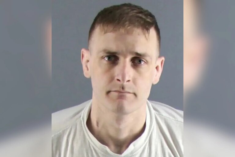 Екс-офіцер, який застрелив жінку через окріп, помер у в'язниці 21