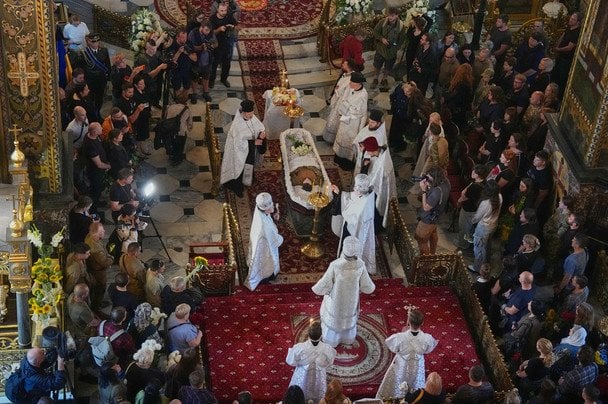 8 серпня 2026. У Володимирському соборі в Києві попрощалися з Олексієм Юковим — засновником пошукового загону «Плацдарм», який понад 25 років займався пошуком та поверненням тіл загиблих на війні.