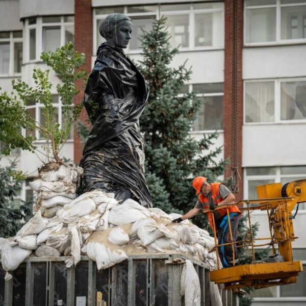 У Києві демонтують захисні конструкції з пам’ятників: чому це роблять ще під час війни