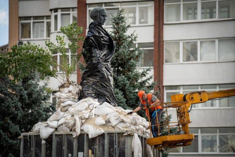 У Києві демонтують захисні конструкції з пам’ятників: чому це роблять ще під час війни 2