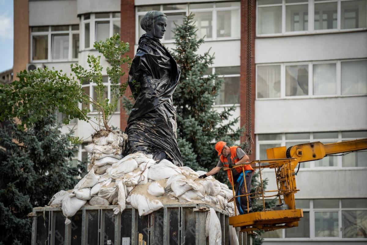 У Києві демонтують захисні конструкції з пам’ятників: чому це роблять ще під час війни 1