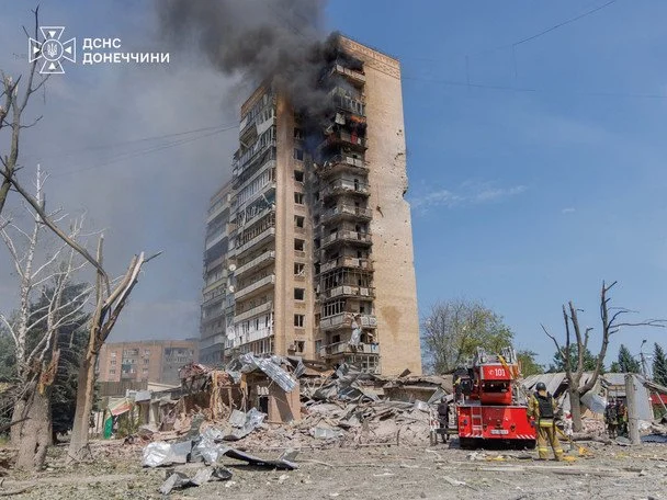 5 серпня. Рятувальники завершили пошукову операцію в Краматорську, діставши тіло загиблого. Загалом від російського авіаудару 4 серпня постраждали 27 людей.