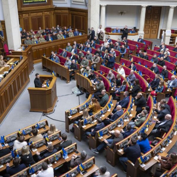 Рада відновила роботу: кадрові перестановки, протести та скандали в Міноборони