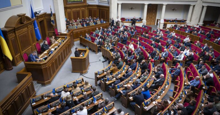 Рада відновила роботу: кадрові перестановки, протести та скандали в Міноборони 12