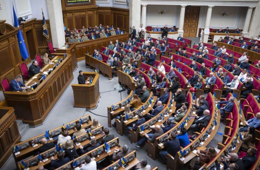 Рада відновила роботу: кадрові перестановки, протести та скандали в Міноборони