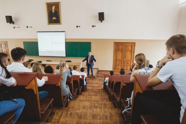 МОН рекомендує університетам перенести початок навчального року 10