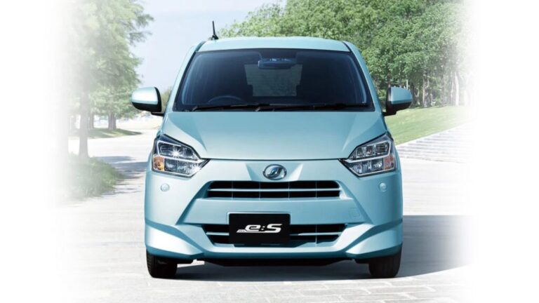 Daihatsu Mira e:S: як купити нове авто за $6900 34