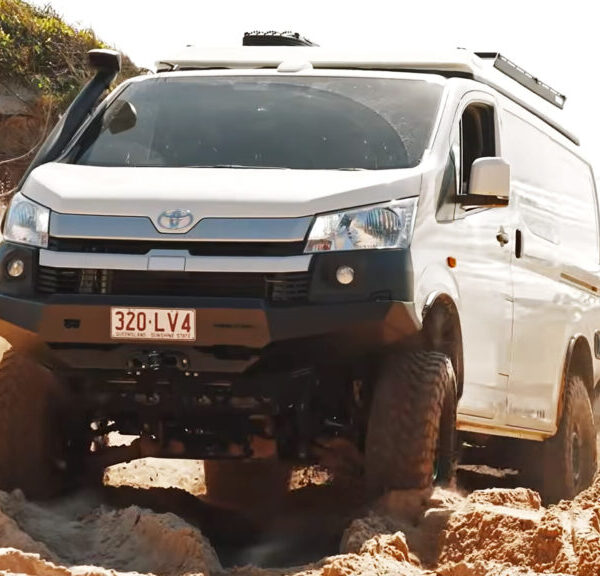Toyota HiAce 4×4: Монстр-кемпер, що перевершив Land Cruiser