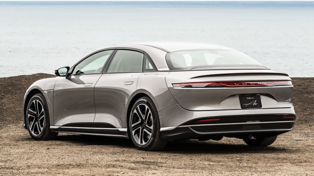 Lucid Air: відкликання через софт, що гасить пожежі, змушує паркувати авто на вулиці 2 Lucid Air: відкликання через софт, що гасить пожежі, змушує паркувати авто на вулиці 2
