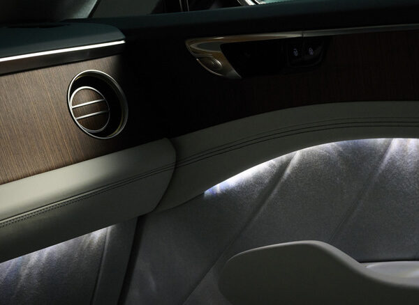 Bentley Bentayga: Вовна та дерево створюють ексклюзивний інтер’єр