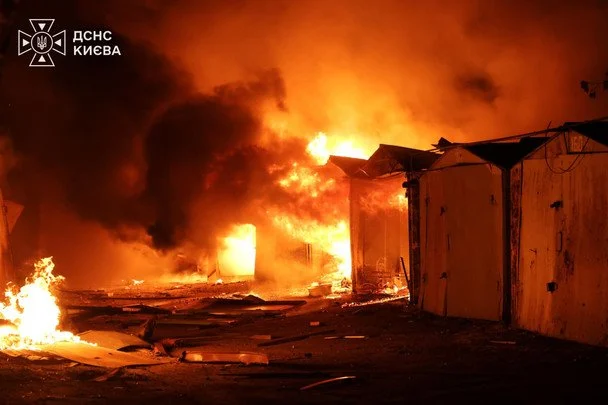 8 серпня 2026. Росія знову атакувала Київ — на місцях влучань виникли пожежі.