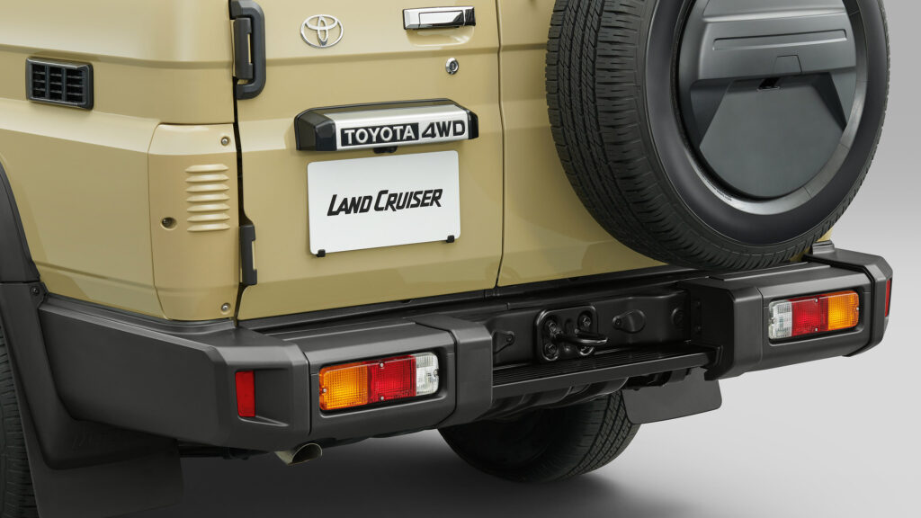 Land Cruiser 70: Чому його задні ліхтарі ховають від очей 3
