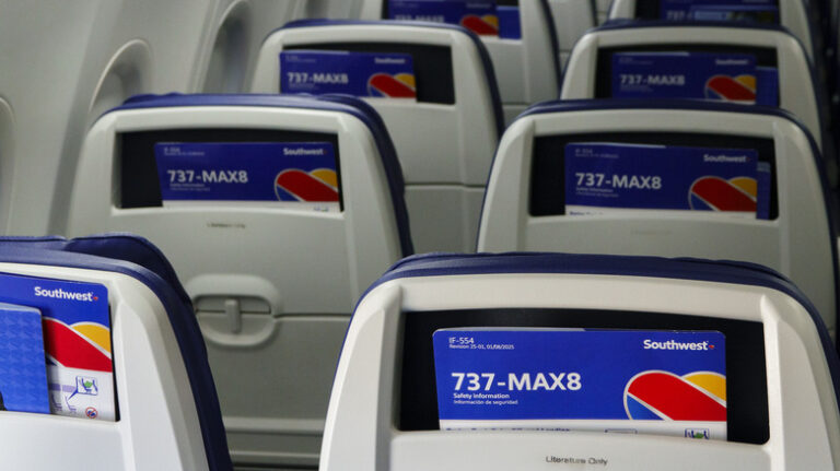 Крісла Boeing 737 MAX можуть від'єднатися від рейок під час сильної турбулентності 21