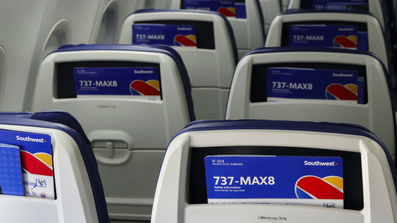 Крісла Boeing 737 MAX можуть від'єднатися від рейок під час сильної турбулентності 1