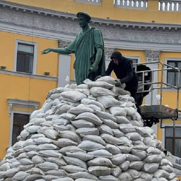З Дюка в Одесі зняли захисні мішки: причини демонтажу