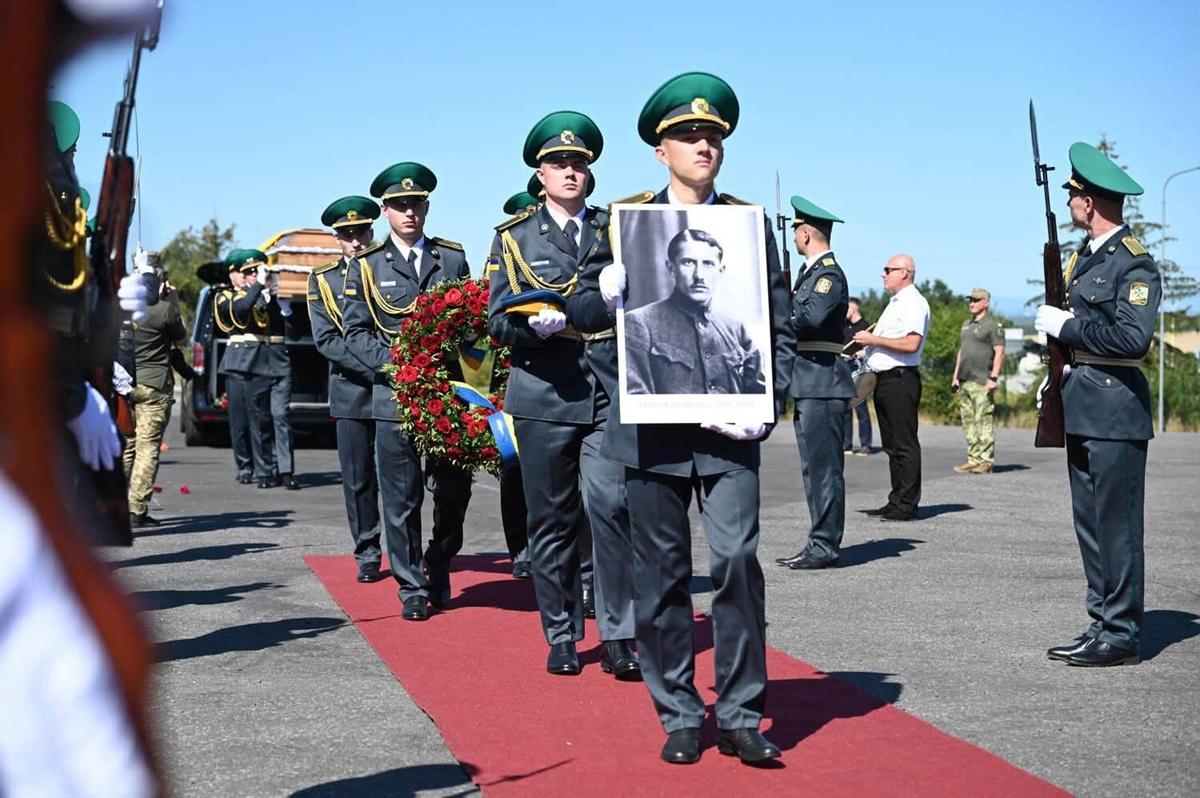 Повернення праху Євгена Коновальця в Україну: вшанування пам'яті провідника ОУН 1