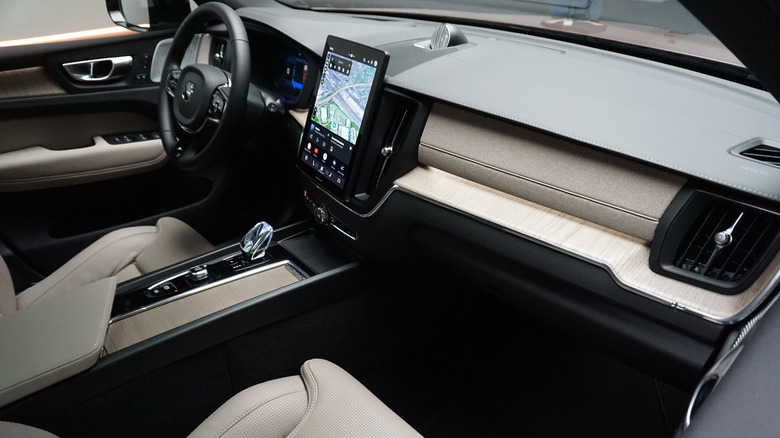 Volvo XC60 2028: оновлений дизайн та рекордний запас ходу на електротязі 4