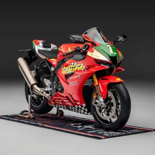 Сядь за кермо Honda CBR1000RR-R Fireblade SP, що копіює байк Джона МакГіннесса, і покатайся разом з ним