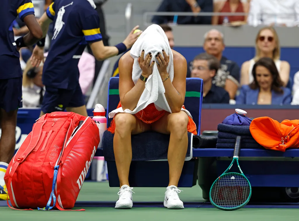 Азаренко розбила ракетку в емоційному зриві після поразки на US Open 4
