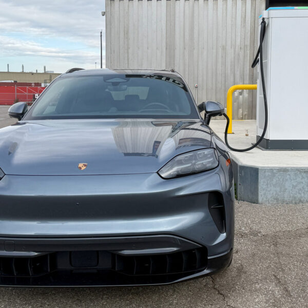 Porsche Cayenne EV: блискавична зарядка навіть без пікової потужності