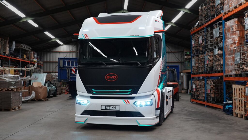 BYD випускає електричний тягач, що перевершує Tesla 1