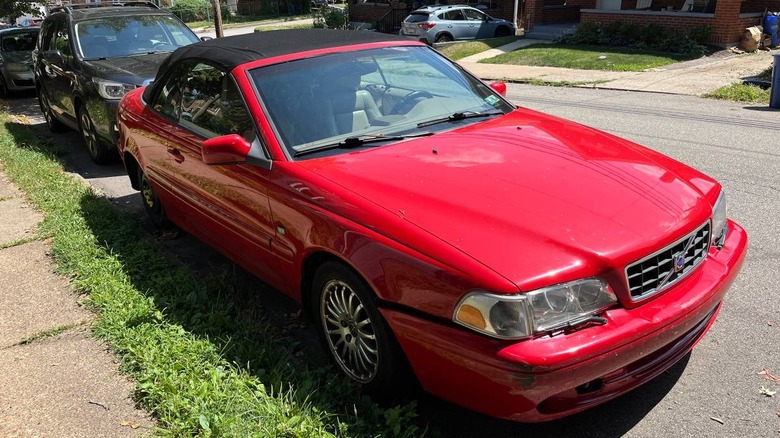 За 2300 доларів: чи готові ви взятися за реставрацію Volvo C70 2004 року? 2