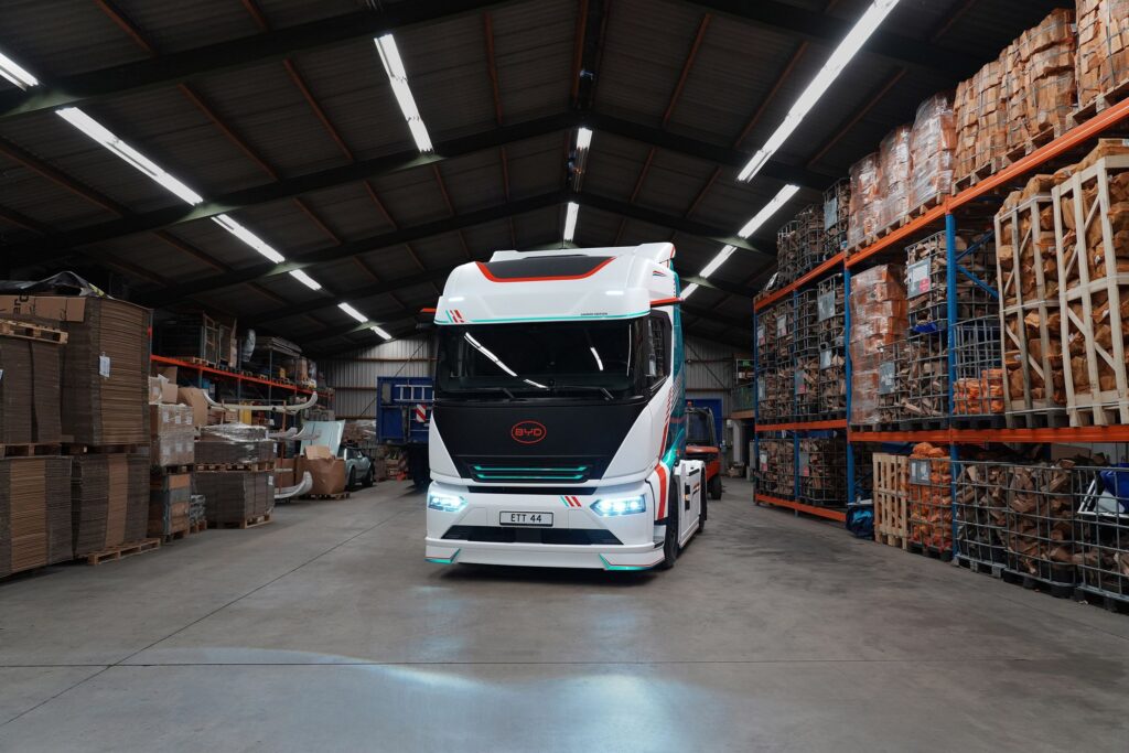 BYD випускає електричний тягач, що перевершує Tesla 2