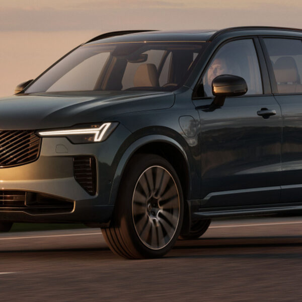 Volvo XC90 T8 PHEV 2028: Подвоєний запас ходу на електротязі та швидший розгін