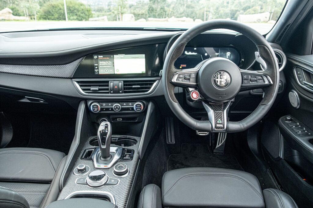 Giulia Quadrifoglio 2026: легенда, що досі випереджає конкурентів 2